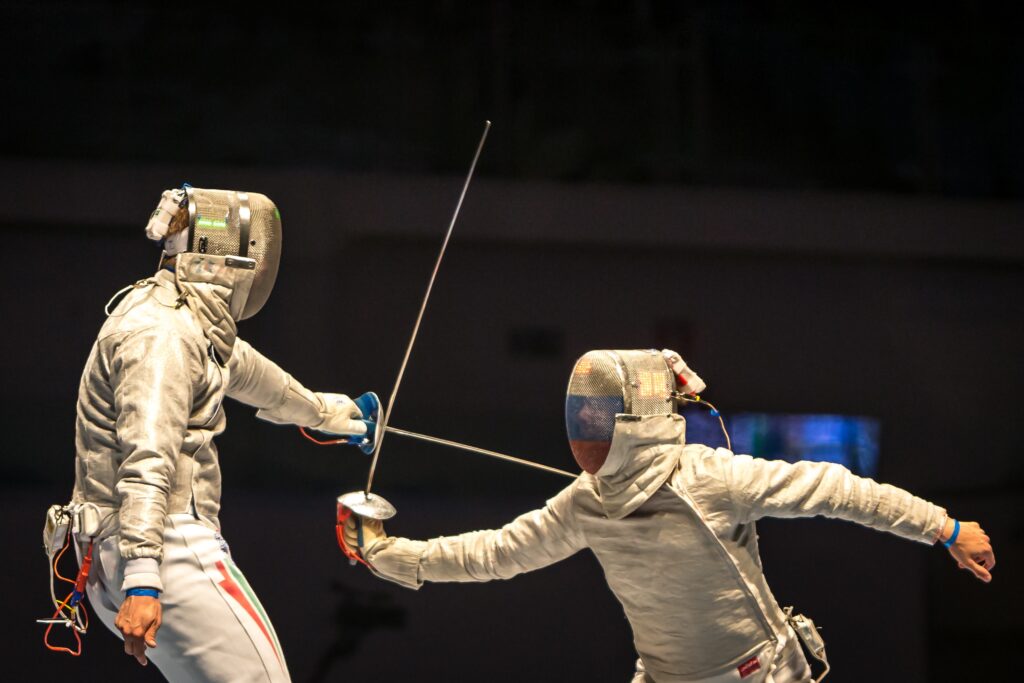 Photo de deux sabreurs lors d'un assaut